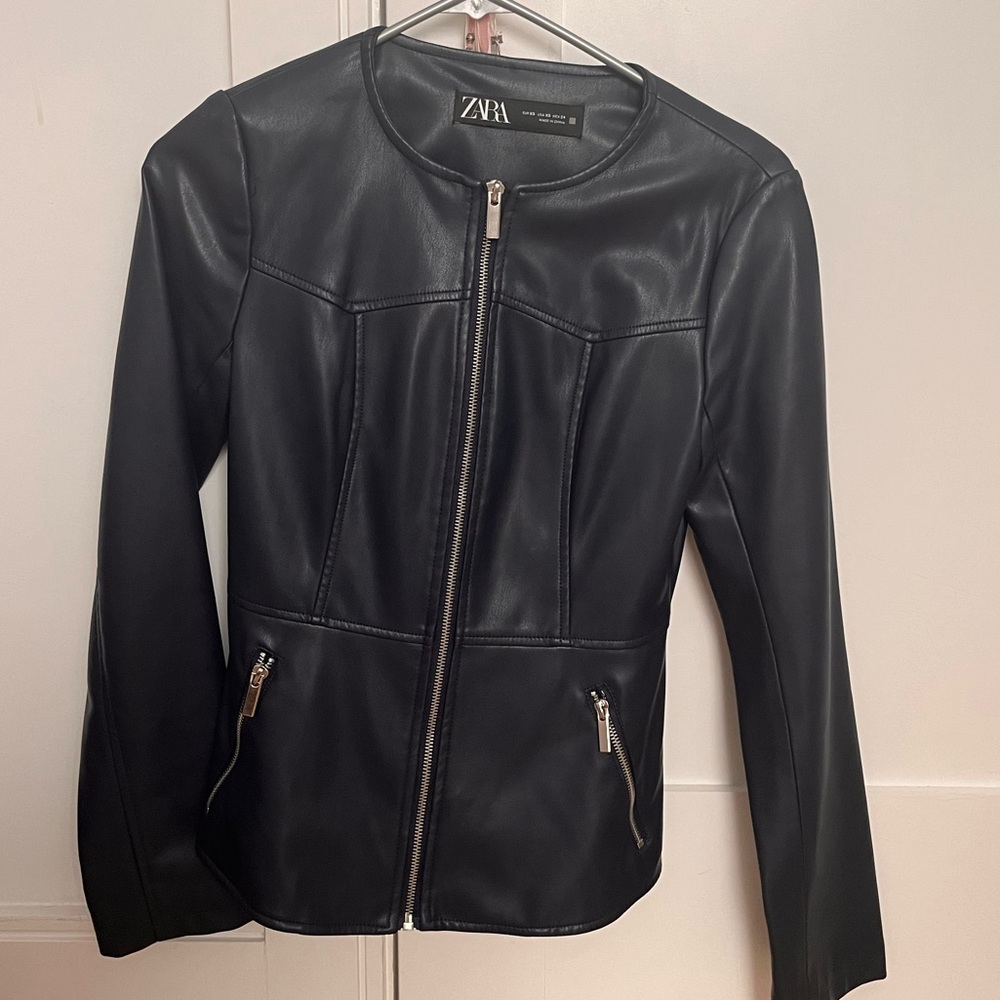 Xs Zara’s navy blue leather jacket